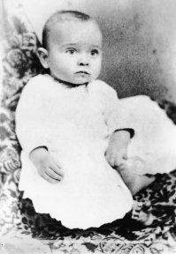 А что всплывает каждый раз Сталин, и никогда не упоминается его коллега несущий демократию, тот кто сбросил на мирное население 2 атомные бомбы?
Знакомтесь, Гарри Трумэн, 33-й президент США в 1945-1953 годах. Количество умерших по состоянию на 31 августа 2013 составляет порядка 450 тысяч: 286 818 в Хиросиме и 162 083 в Нагасаки.