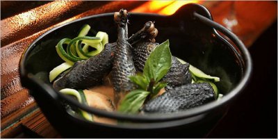  В Индонезии живет черный петух, у которого даже мясо черное