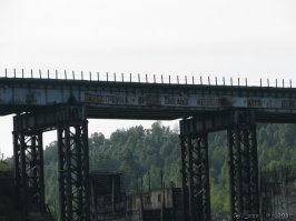 Надпись на вершине гидроузла: "Перестройка - время смелых решений". Как в анекдоте. Зато там с аквалангом погружаться прикольно. Но стройку жаль.