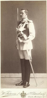 на фотографии кавалергард, а не гусар