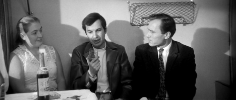 Паровоз выпускает под себя мощную струю пара и по ней чух-чух-чух... И опускается точно на рельсы.