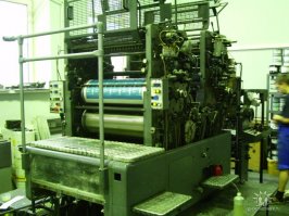 Тот самый Гейдель, на котором печатали линиатурный пластик с линиатурой 25 и 75 линий на дюйм. 
Фотка 2007 года. Профилактические работы.