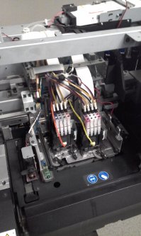 Печатный процесс это именно CMYK, потому как стандартно в машину ( почти любую, даже цифру) идёт триада .
Понятно,  Что есть спец.цвета, но базовой схемой является Суян-Магента-Еловый-Бласк.

На картинке каретка с двумя головами плоттера Mimaki JV300-160. Видны прозрачные магистральные трубки, идущие к демпферам, в них CMYK.
Машина свежак, модели года два всего, сам с месяц назад фотографировал.