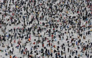 Подледный лов форели в Корее.