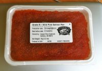 Автор, вы видимо не из России...
1. Американская икра на фото - это замороженый продукт! Обратите внимание на срок годности 2 года. Так икру изготавливают в США, Японии, Канаде. Качество отличное и не содержится никаких консервантов.
2. Качество икры в первую очередь зависит от зрелости зерна, и именно в зависимости от зрелости технолог решает каким образом обрабатывать ястык и отделять зерно.