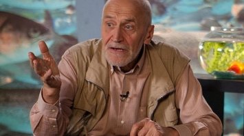 А на этом редком кадре, уважаемые друзья, мы с вами наблюдаем рождение ДПСника, вот уже показалась полосатая палочка.