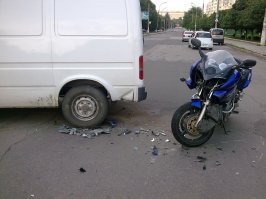 А вот, и моё приключение. Бус стартанул на разворот передо мной...Экип рулит. Штаны тока порвал на хер...