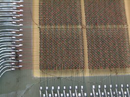 Это - модуль памяти на ферритовых сердечниках. Их делали вручную. Ткацкий станок для машинного изготовления ферритовой памяти создали через год после начала серийного выпуска машин серии ЕС с полупроводниковой памятью...