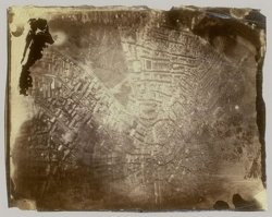 Первая аэрофотосъемка.
Здесь ошибка. не сохранился оригинал фотографии, сделанной Надаром. А копия вполне себе сохранилась, вот она - Париж с высоты птичьего полёта, 1858 год.
Так что первенство всё же за Надаром.