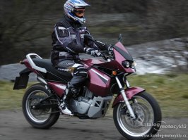 Это Ява 650 Дакар, хороший лисапед.