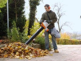 Есть такая штука - садовый пылесос. Работает в обе стороны. Хочешь сдул, хочешь засосал. Делов то.