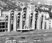 Гостиница "Иверия", Тбилиси.

Арки напротив "Иверии" - "Уши Андропова".