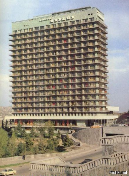Гостиница "Иверия", Тбилиси.

Арки напротив "Иверии" - "Уши Андропова".