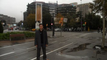 Вот такое здание есть в Барселоне, правда не очень высокое. Но там и так очень много зелени в городе.