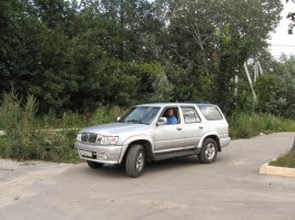 "Когда друг сказал, что решил брать китайца." 

И что? 

"Китаец" - "Китайцу" рознь. 
Там много заводов. Есть лучше, есть хуже. 

В СССР "Запорожец" и "Инвалидки" явно не конкуренты "Волге" были. 

У меня Great Wall Safe. 

Езжу на нем с 2007 года. 
Нормальная машина. 
Не "Лексус", конечно. :) 
Но вполне себе авто. 
Не сгнил, даже особо и ржи нет, 
в основном только там, где "о перебегающие 
дорогу елки" бился. 

Не скажу, что совсем не ломался. 
Но явно реже, чем наши марки. 
Есть с чем сравнить. 

И да, у меня наша, Гжельская, сборка. 
А она, увы (докатились), считается немного хуже, чем китайская.