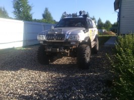 "Когда друг сказал, что решил брать китайца." 

И что? 

"Китаец" - "Китайцу" рознь. 
Там много заводов. Есть лучше, есть хуже. 

В СССР "Запорожец" и "Инвалидки" явно не конкуренты "Волге" были. 

У меня Great Wall Safe. 

Езжу на нем с 2007 года. 
Нормальная машина. 
Не "Лексус", конечно. :) 
Но вполне себе авто. 
Не сгнил, даже особо и ржи нет, 
в основном только там, где "о перебегающие 
дорогу елки" бился. 

Не скажу, что совсем не ломался. 
Но явно реже, чем наши марки. 
Есть с чем сравнить. 

И да, у меня наша, Гжельская, сборка. 
А она, увы (докатились), считается немного хуже, чем китайская.