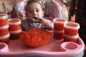 "В таком виде икра производится на заводах в США, в таком виде она привозится в Россию и Украину, из таких контейнеров она и попадает в банки что лежат в ваших супермаркетах". 
Параллельная реальность, блин. 
Прям вижу как вереницы сухогрузов с икрой несутся из США в Россию. В Тулу со своим самоваром.