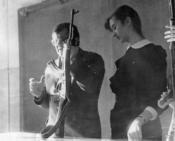 Ну анекдот, конечно. 
Уроки НВП в советской школе с 8 класса были. 14 лет рановато. Ну допустим дома папа военный, показал как и что. 
Нюанс, какой стороной нужно повернуть затвор относительно затворной рамы, чтобы вся эта трехамудь встала на свое место в ствольной коробке - тоже сложности не представляет. 
Просто нужно знать и нигер мог не знать.
Но нахрена американские вояки понесут в американскую школу, видимо на урок по патриотическому воспитанию, совсем не патриотический калаш? Это совсем не сходится. 
Анекдот галимый.