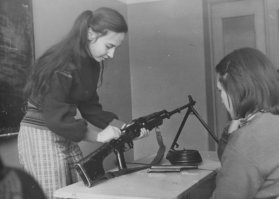 Ну анекдот, конечно. 
Уроки НВП в советской школе с 8 класса были. 14 лет рановато. Ну допустим дома папа военный, показал как и что. 
Нюанс, какой стороной нужно повернуть затвор относительно затворной рамы, чтобы вся эта трехамудь встала на свое место в ствольной коробке - тоже сложности не представляет. 
Просто нужно знать и нигер мог не знать.
Но нахрена американские вояки понесут в американскую школу, видимо на урок по патриотическому воспитанию, совсем не патриотический калаш? Это совсем не сходится. 
Анекдот галимый.