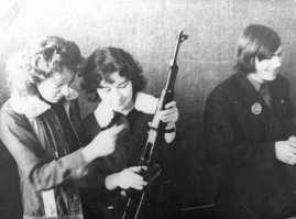 Ну анекдот, конечно. 
Уроки НВП в советской школе с 8 класса были. 14 лет рановато. Ну допустим дома папа военный, показал как и что. 
Нюанс, какой стороной нужно повернуть затвор относительно затворной рамы, чтобы вся эта трехамудь встала на свое место в ствольной коробке - тоже сложности не представляет. 
Просто нужно знать и нигер мог не знать.
Но нахрена американские вояки понесут в американскую школу, видимо на урок по патриотическому воспитанию, совсем не патриотический калаш? Это совсем не сходится. 
Анекдот галимый.