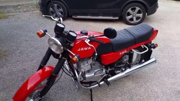 У меня до сих пор есть ЯВА-638. В идеальнейшем состоянии.
Я ее купил с рук у одного деревенского деда. Состояние на момент покупки было так себе. Ниже средней степени. Потребовалось примерно год времени, что-бы не спеша привести в идеальный вид и состояние.
Не буду говорить, что всю работу делал сам - помогали, много помогали.
Хочу добавить, что техника прошла, скажем так, программу под восстановление ( все как должно быть и ничего лишнего). Результат впечатляет. Стоит выехать на дорогу и сразу замечаешь завистливые и восторженные взгляды многих. Это вам не чертов китаезный скутер, у которого ни шарма ни той, уникальной красоты, которой обладает ЯВА. 
В силу отсутствия моего оригинального фото, ставлю фото с просторов инета, для понятия, о какой модели идет речь.)