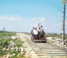 Прокудин-Горский едет по Мурманской железной дороге на дрезине у Петрозаводска, вдоль Онежского озера, 1910 год.