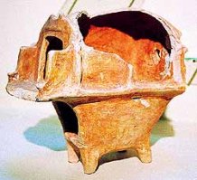 Эта археологическая культура относится к эпохе энеолита. Она распространена между Восточным Прикарпатьем и Средним Поднепровьем. Трипольская культура является наиболее древней из всех, которые в той или иной мере считают протославянскими, и охватывает период с 4-го тыс. до н. э. по вторую половину 3-го тыс. до н. э.
   Поселения трипольцев расположены на укрепленном валами и рвами плато, состоят из 10-15 глинобитных жилищ, среди которых встречаются и двухэтажные. К основным занятиям трипольских племен относятся скотоводство, земледелие, охота, рыболовство. Племена вели активный обмен с соседними племенами, в частности, с жителями Балканского полуострова, откуда они получали медь. Многочисленные археологические находки свидетельствуют о господстве в этой культуре матриархата, почитании Великой матери.
   Вероятно, очень сильно развиты были и аграрные культы, культ огня. Долгое время оставалось загадкой отсутствие трипольских захоронений, пока в одном из раскопов не был обнаружен ритуальный сосуд для сжигания тел. Причем пепел трипольцы не подвергали захоронению, а развеивали по ветру. Сам В.Хвойка, а вслед за ним и многие другие исследователи считали трипольскую культуру протокультурой восточных славян, однако существует и небезосновательное мнение о ее полиэтничности.