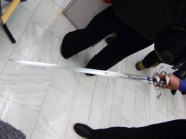 А, ещё про ремешки в волосах, я предлагаю автору вплести себе хоть цепь в волосы, а у рубану не заточенной рапирой, так, чисто почувствовать, без замаха даже. Ощущения потом вывесим с рентгеном трещины позвонков и следом от клинка.