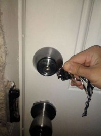 В таких случаях ,читал, можно аккуратно намазать ключ суперклеем и достать его из замочной скважины :)