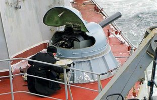 АК-630, оружие моей военной кафедры. Мы такую разбирали и собирали в учебных целях.

Самая фишка - водяное охлаждение блока стволов. При необходимости можно стрелять на весь боекомплект одной непрерывной очередью, пока вода не выкипит.
Вроде бы на такие многостволки в мире только мы ставили водяное охлаждение.