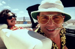 нас было 2 мешка травы, 75 таблеток мескалина, 5 марок мощнейшей кислоты, полсолонки кокаина и гора возбудителей, успокоительных и всего такого, всех цветов, а ещё литр текилы, литр рома, ящик пива, пол-литра эфира и две дюжины амила. Не то, чтобы это всё было нужно в поездке, но раз начал коллекционировать наркоту, то иди в своём увлечении до конца. Единственное, что меня беспокоило — это эфир. В мире нет никого более беспомощного, безответственного и безнравственного, чем человек в эфирном запое.