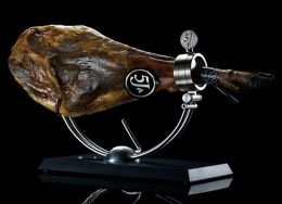 Легко нашел дешевле чем 450 долларов за кг уже в Москве
ХАМОН ИБЕРИКО БЕЙОТА IBERICO PURO BELLOTA CINCO JOTAS 5J 36+

Наличие товара: Товар есть в наличии
54 250 рублей
Описание Хамон Иберико Бейота Iberico Puro Bellota Cinco Jotas 5J 36+
Премиальный испанский хамон, изготовленный из мяса чистопородных свиней
черной Иберийской породы, откормленных желудями на свободном выпасе.
Срок вяления не менее 36 месяцев. Вес  5 кг.
Упаковка: пергамент, фирменный подарочный чехол на молнии.
Идеально сочетается с  вином, оливками, фруктами и голубыми сырами.