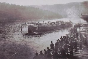 Одноразовыми барками по Чусовой перевозили металл с уральских заводов до Перми. Металл выгружался, а сами барки разбирались на древесину.