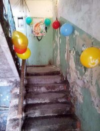 Гуманисты блин. Плакатом чего то завесили.