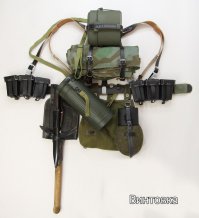 Никоим образом не умаляю заслуг собаки и вожатого. Но картинка...

Лента с патронами к пулемёту MG, фляга немецкая со стаканчиком, бинты, связанные ремешком от вермахтового котелка.
И странный ошейник, с цилиндром, как у собаки на фото.