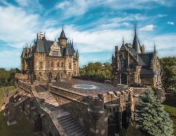 В селе Хрящевка (Самарская область) возвели самый красивый готический замок России, который является, к тому же, еще и единственным luxury-отелем в Поволжье. Он станет частью туристического комплекса «Замок Гарибальди», в который войдут другие гостиницы, рестораны, парковая, развлекательная, пляжная зона, порт.

Замок Гарибальди представляет собой единственный современный замок в неоготическом стиле, который построили по принципу исторической реконструкции. Его нельзя назвать точной копией какого-то конкретного замка, а вот архитектурной фантазией на тему романтизма и готики – вполне.