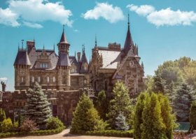 В селе Хрящевка (Самарская область) возвели самый красивый готический замок России, который является, к тому же, еще и единственным luxury-отелем в Поволжье. Он станет частью туристического комплекса «Замок Гарибальди», в который войдут другие гостиницы, рестораны, парковая, развлекательная, пляжная зона, порт.

Замок Гарибальди представляет собой единственный современный замок в неоготическом стиле, который построили по принципу исторической реконструкции. Его нельзя назвать точной копией какого-то конкретного замка, а вот архитектурной фантазией на тему романтизма и готики – вполне.