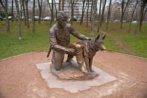 Разведчик Джек

Обладая отменным чутьем, слухом и зрением, собаки помогали разведчикам находить в тылу противника безопасные проходы, скрытые огневые точки и засады. Начальник штаба 2-го отдельного полка специальной службы (до марта сорок третьего — 23-й отряд собак истребителей танков) майор Федор Михайлович Лужков вспоминал о собаке по кличке Джек из Свердловского клуба служебного собаководства, с которой работал ефрейтор Новелла Хайбуллович Кисагулов. Со своим питомцем он 12 раз выходил в тыл немцев, на его счету было более 20 «языков» (пленных офицеров, обладающих оперативной информацией и важными сведениями). Однажды Джек помог ефрейтору взять в плен ценного «языка» прямо из Глогау — старинной крепости на Одере, считавшейся важнейшим опорным пунктом гитлеровцев.

Стоит отметить, что разведчики и их собаки всегда пользовались особым вниманием и уважением у бойцов, которые справедливо полагали, что  вылазка в тыл врага будет результативнее, если с группой разведчиков идет проводник с собакой.
Памятник «Военный инструктор с собакой» скульптора С. Щербакова, расположенный в Москве, в Терлецкой дубраве, где в годы войны располагался питомник служебного собаководства.