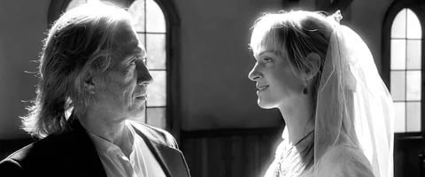 -Считаешь меня садистом? Поверь, если бы я хотел, то мог бы запечь у тебя на лбу яичницу. Мне хочется верить, что даже в таком состоянии ты понимаешь, что в моих действиях нет никакого садизма. Может, по отношению к прочей падали — да. Но не к тебе... Нет, детка. В эту минуту я совершаю свой самый мазохистский поступок.
.
Так что, у Тарантино всё по делу, как задумано.