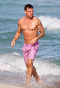 Единственный кто реально, как мне кажется,  не выглядит на свои годы - бывший муж Риз Уизерспун Райан Филипп. Вот тут реально нонсенс. Снимаясь в сериале в 40 лет выглядеть на 20...