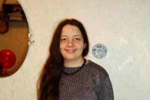 Про жительницу Таганрога - "быть недовольным".

Как выглядела "критика" правоохранительных органов - заголовок ACAB и расшифровка "Все менты - ублюдки" и некие призывы к враждебным действиям по отношению к органам (дословный текст в СМИ не найти, но все мы можем догадаться, о чем шла речь).

Среди учителей, например, есть педофилы, к сожалению, и не мало. Значит ли это, что я имею полное право "быть недовольным" этим и на День учителя расклеивать по городу листовки со словами "Все учителя - извращенцы" и призывать кастрировать всех педагогов?

Собственно, недовольная особа: