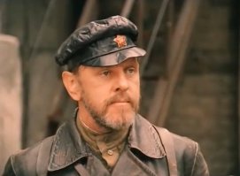 При всем уважении к любимому Высоцкому...он все же больше поэт ,чем актер. А если  актер,то драматический,а не комический.Фильм В Хозяине тайги он даже переиграл Золотухина,и отрицательный герой (В.С.)получился лучше чем положительный,в театре его Гамлет и прочии драматические роли да,но....Вы представляете,какой бы вышел фильм с Высоцким- -Д,артаньяном или Бендером???Какой угодно,но только не та комедия.Кроме того,Высоцкий готовился к своей первой постановке(правда вероятность была ой какая маленькая)фильма на Одесской киностудии Зеленого фургона ,который потом снял режиссер Павловский в 1983 году с Харатьяном ,Брондуковым,Демьяненко Александром Соловьевым...Вышло бы что угодно,но не то ,что получилось. И  может быть оно и к лучшему что не срослось??? В.С.Высоцкий гениальный (не побоюсь этого слова)поэт и очень мною уважаем...