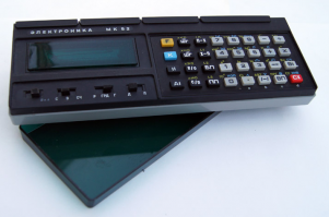 Повезло Вам! Такой долго лежал в коммисионке и я каждый день на него слюни пускал. Цена была заоблачна даже для коммисионки. Тогда школьником еще был. И уломал родителей купить мне девайс из поста: