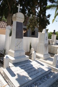 Изв. Вот еще обязательно для посещения.
Ханья. Кладбище Св. Луки. 
2 братские могилы. 
В одной русские моряки погибшие в сражениях у Крита в период с 1897 по 1911 г.г.
В другой русские партизаны.
Это пленные бойцы Красной Армии, завезенные немцами на Крит для строительства аэродрома. Часть из них убежала и примкнула к греческим партизанам. Все они погибли и похоронены тут.