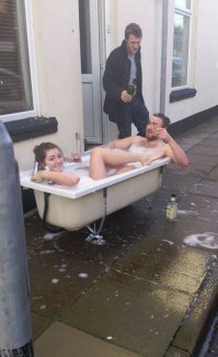 А посля кризиса кушая бутерброд с икрой запиваем исключительно клубнику со льдом