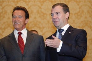 Брехня...из той же оперы что и про комплекс Наполеона. Миф что Наполеон был маленького роста. Хотя для своего времени он был выше среднего роста рядового француза. 
Если судить по фото то и Медведев выше Шварцнеггера.