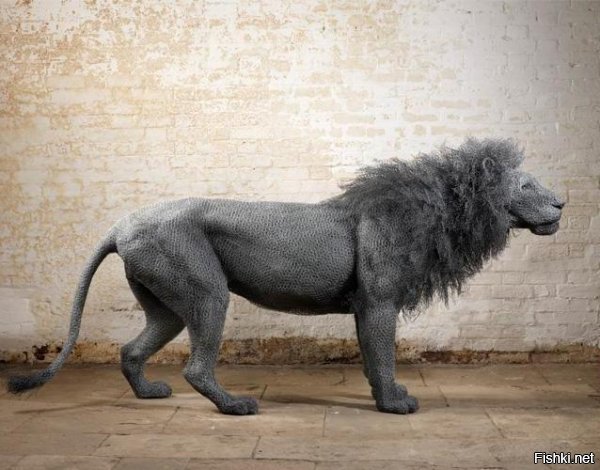 Если интересуетесь ДЕЙСТВИТЕЛЬНО реалистичными скульптурами животных из проволоки - отправляйтесь в лондонский Тауэр! Поторопитесь, из анонсированного срока 10 лет уже прошла половина...