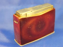 у отца помню были газовые зажигалки круглая у него всегда в кармане брюк была а большая зажигалка всегда стояла на журнальном столике,хотя отец ни когда не курил в квартире всегда на лоджии в любую погоду. Тогда большая зажигалка стоила 14 руб а круглая 3 рубля.