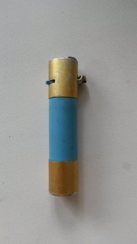 у отца помню были газовые зажигалки круглая у него всегда в кармане брюк была а большая зажигалка всегда стояла на журнальном столике,хотя отец ни когда не курил в квартире всегда на лоджии в любую погоду. Тогда большая зажигалка стоила 14 руб а круглая 3 рубля.