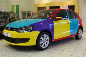 По поводу одного случая на миллион: "Фольксваген" выпускал модель "Поло" в комплектации "Арлекин". Четыре автомобиля красились в четыре цвета: красный, желтый, зелёный и синий. А затем между машинами менялись съёмные детали кузова: крылья, двери, бампера и т. д. Глупость заключалась в том, что в ГАИ, по информации журнала "За рулём", долго думали и в свидетельстве о регистрации записали цвет кузова по несъёмным деталям (пороги и крыша):)